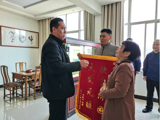 【噓寒問暖送關(guān)懷 共襄善舉人間情 】---慰問員工家屬，關(guān)愛貧困傳遞真情